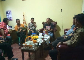 MEDIASI KECURANGAN. Proses mediasi pascapilkades yang berlangsung di ruang kerja Camat Palas, Lampung Selatan, Kamis (4/7). (LAMPUNG POST/ARMANSYAH)