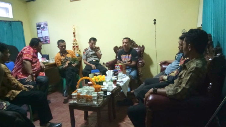 MEDIASI KECURANGAN. Proses mediasi pascapilkades yang berlangsung di ruang kerja Camat Palas, Lampung Selatan, Kamis (4/7). (LAMPUNG POST/ARMANSYAH)