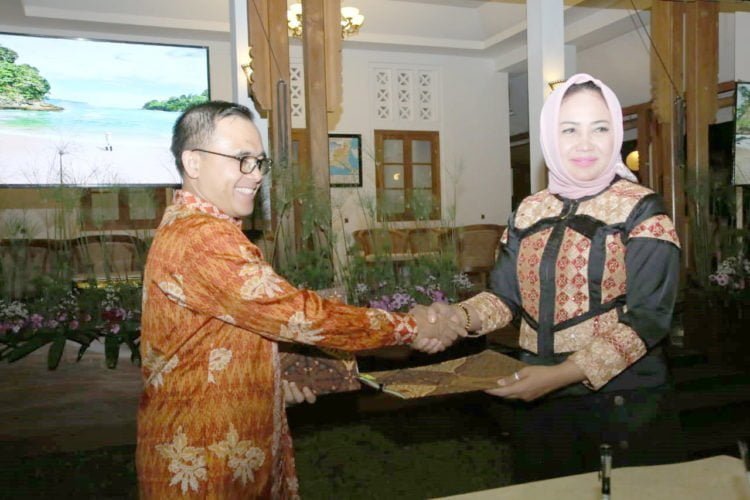 SMART CITY. Bupati Tulangbawang Winarti menandatangani momerandum of understanding (MoU) pengembangan e-government dengan Bupati Banyuwangi Abdullah Azwar Anas, Sabtu (27/7). Melalui MoU tersebut, Winarti ingin mempercepat mewujudkan Kabupaten Tulangbawang menjadi kota pintar atau smart city dan kampung pintar atau smart village.
(DOK KOMINFO TULANGBAWANG)