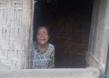 SERBATERBATAS. Nenek Giyem (70) hidup sebatang kara dengan keterbatasan fisik, tunanetra dan rungu, di Desa Simpangabung, Kecamatan Abung Barat. (LAMPUNG POST/FAJAR NOFITRA)