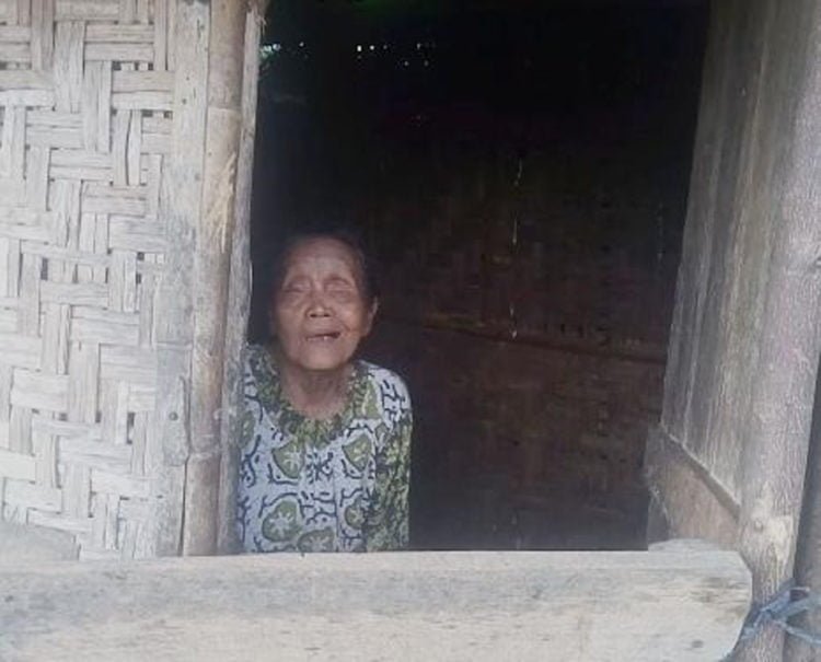 SERBATERBATAS. Nenek Giyem (70) hidup sebatang kara dengan keterbatasan fisik, tunanetra dan rungu, di Desa Simpangabung, Kecamatan Abung Barat. (LAMPUNG POST/FAJAR NOFITRA)