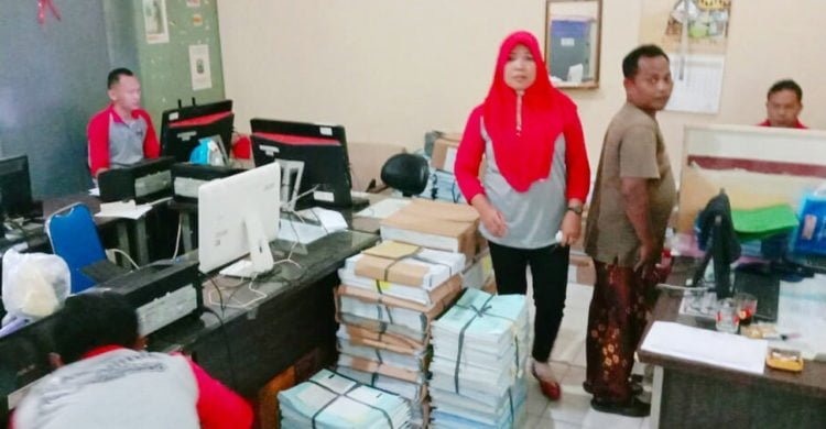 SUSUN SPT. Pegawai BPPRD Lampung Selatan tengah menyusun SPPT yang akan dibagikan ke tiap kecamatan dan UPTD pelayanan PBB, Jumat (12/7). (LAMPUNG POST/JUWANTORO)