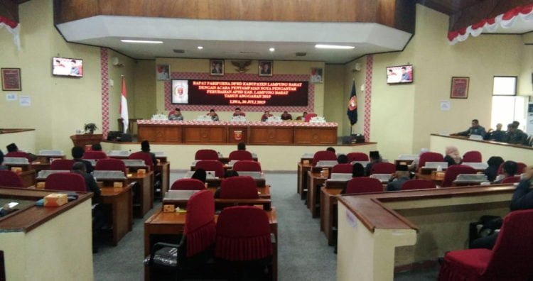 APBD PERUBAHAN. Suasana paripurna penyampaian nota pengantar perubahan APBD TA 2019 Pemkab Lambar di gedung DPRD setempat, Selasa (30/7). (DOKUMENTASI HUMAS PEMKAB LAMBAR)