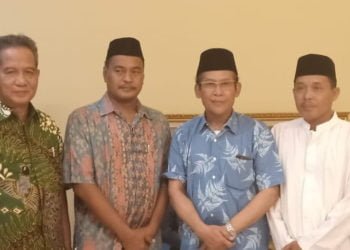 FOTO BERSAMA. Ketua PWNU Lampung Prof Muhammad Mukri (batik biru) berpose bersama jajaran Pengurus Cabang NU Tulangbawang Barat masa khidmat 2019—2024. (LAMPUNG POST/AHMAD SOBIRIN)