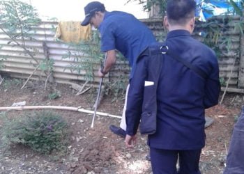 DIPUTUS. Petugas PDAM Limau Kunci Cabang Liwa tengah memutus sambungan air bersih bagi pelanggan yang menunggak, Rabu (3/7). (ISTIMEWA)