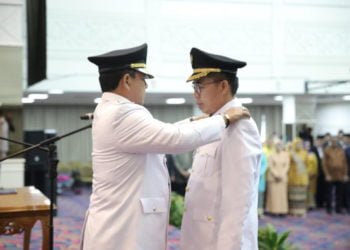 PELANTIKAN BUPATI LAMPUNG TIMUR. Gubernur Lampung Arinal Djunaidi (kiri) melantik Bupati Lampung Timur Zaiful Bokhari (kanan) di Kantor Pemerintah Daerah Provinsi Lampung, Lampung, Kamis (18/7).
(LAMPUNG POST/IKHSAN DWI NUR SATRIO)