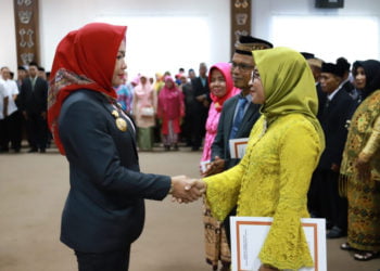 LANTIK KEPSEK. Bupati Tulangbawang Winarti memberi selamat kepada kepala sekolah yang baru dilantik di Rupatama Kantor Bupati setempat, Rabu (24/7). Kepala sekolah didorong untuk meningkatkan mutu pendidikan. (LAMPUNG POST/RIAN PRANATA)