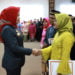 LANTIK KEPSEK. Bupati Tulangbawang Winarti memberi selamat kepada kepala sekolah yang baru dilantik di Rupatama Kantor Bupati setempat, Rabu (24/7). Kepala sekolah didorong untuk meningkatkan mutu pendidikan. (LAMPUNG POST/RIAN PRANATA)