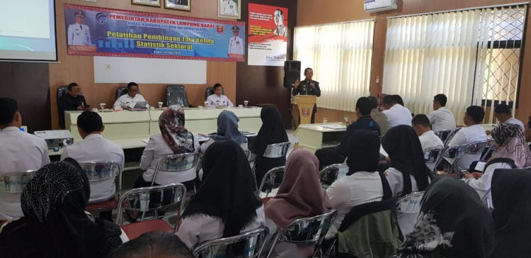 TATA KELOLA STATISTIK. Staf Ahli Bupati Lampung Barat Edi Yusuf memberikan sambutan saat membuka pembinaan tata kelola statistik sektoral di Aula Bappeda setempat, Rabu (24/7). (LAMPUNG POST/ELIYAH)