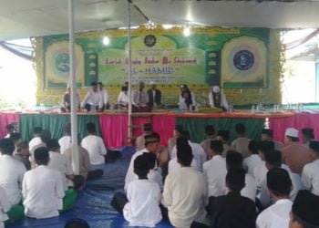PENGAJIAN AKBAR. Ribuan warga menghadiri pengajian akbar di Kelurahan Baros, Kecamatan Kotaagung, Minggu (7/7). Kegiatan dalam rangka harlah Majelis Dzikir Wa-Sholawat Alhamid sekaligus haul ke-27 Al Habib Sholeh bin Abdullah bin Husein Al Hamid. (LAMPUNG POST/ABU UMARALI)