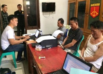 PELAKU PERAMPOKAN. Tiga orang tersangka pelaku percobaan perampokan nasabah bank tengah menjalani pemeriksaan di Polres Lampung Utara, Kamis (11/7). Para tersangka melakukan percobaan perampokan uang tunai sebesar Rp624 juta milik nasabah Bank Mandiri Cabang Kotabumi pada 28 Mei 2019.
(DOKUMENTASI POLRES LAMPURA)