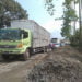 MACET. Perbaikan gorong-gorong di Jalinsum Km 21-22 Desa Tarahan, Kecamatan Katibung, Lampung Selatan, menimbulkan kemacetan, Senin (29/7). (LAMPUNG POST/PERDHANA WIBYSONO)