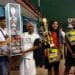 SERAHKAN PIALA. Wali Kota Metro Achmad Pairin menyerahkan piala bergilir dan tetap turnamen tenis lapangan Wali Kota Cup II Kota Metro 2019 di Lapangan AB, Minggu (28/7) malam. (LAMPUNG POST/SUPRAYOGI)