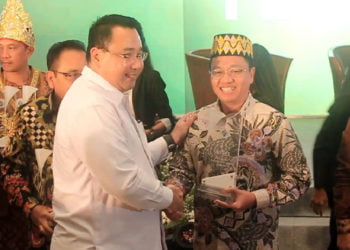 TERIMA ANUGERAH. Ketua TIK Pesawaran, M Zuriadi, saat menerima penghargaan Program Inovasi Desa (PID) tingkat nasional 2019 dari Menteri Desa, Pembangunan Daerah Tertinggal, dan Transmigrasi Eko Putro Sandjojo pada acara Evaluasi dan pengawasan pelaksanaan PID yang digelar Irjen Kemendesa PDTT di Hotel Sultan Jakarta, Rabu (3/7). ISTIMEWA