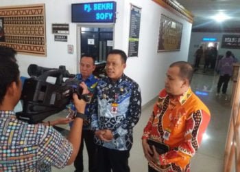 BERI KETERANGAN. Pj Sekkab Lampura, Sopian, bersama Inspektur Kabupaten, Mankodri, dan Kepala BKPSDM, Abdurahman, saat memberikan keterangan terkait disiplin pegawai mengikuti apel pagi bersama, Kamis (11/7). (LAMPUNG POST/FAJAR NOFITRA)