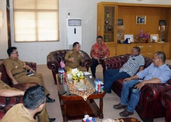 AUDIENSI. Plt Bupati Lampung Selatan Nanang Ermanto dan jajarannya tengah beraudensi dengan PT Tanjung Selaki di ruang rapat Plt Bupati, Senin (1/7). (DOKUMENTASI DISKOMINFO LAMSEL)