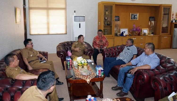 AUDIENSI. Plt Bupati Lampung Selatan Nanang Ermanto dan jajarannya tengah beraudensi dengan PT Tanjung Selaki di ruang rapat Plt Bupati, Senin (1/7). (DOKUMENTASI DISKOMINFO LAMSEL)