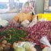 NAIK. Salah seorang pedagang sayuran di Pasar Kecamatan Sidomulyo, Lampung Selatan, Jumat (19/7). Harga cabai rawit di sejumlah pasar tradisional di Lamsel terus naik menembus harga Rp80 ribu/kg. (LAMPUNG POST/PERDHANA WIBYSONO)