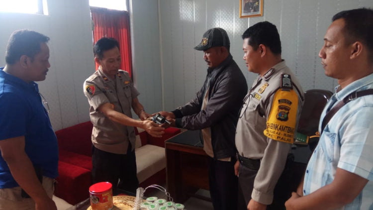 SERAHKAN SENPI. Kapolsek Palas Iptu M Sariakip menerima senjata api rakitan dari warga Desa Bumirestu, Kecamatan Palas, Lampung Selatan, di mapolsek setempat, Senin (15/7). Senpi itu ditemukan terselip di batang pohon milik warga desa setempat.
(LAMPUNG POST/ARMANSYAH)