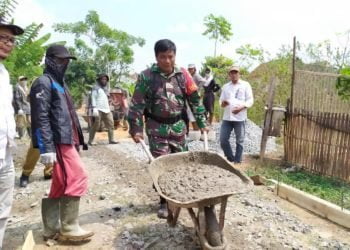 TURUN KE DESA. Sertu Zulkarnaen, anggota babinsa, ikut membantu pembangunan jalan di desa. Dia tidak segan-segan turun ke desa binaannya untuk ikut melakukan pembangunan fisik yang menggunakan dana desa.(LAMPUNG POST/PERDHANA WIBYSONO)