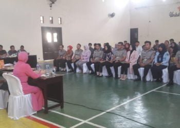 SIDANG PRANIKAH. Enam personel Polres Lampung Utara saat menjalani sidang pranikah di Gedung Wira Satya Mapolres setempat, Jumat (26/7). Acara tersebut dipimpin Kapolres AKBP Budiman Sulaksono, didampingi Ketua Bhayangkari  Ny Dini Budiman dan para perwira serta  keluarga para mempelai. (LAMPUNG POST/HARI SUPRIYONO)