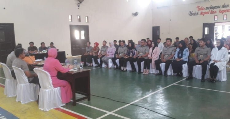 SIDANG PRANIKAH. Enam personel Polres Lampung Utara saat menjalani sidang pranikah di Gedung Wira Satya Mapolres setempat, Jumat (26/7). Acara tersebut dipimpin Kapolres AKBP Budiman Sulaksono, didampingi Ketua Bhayangkari  Ny Dini Budiman dan para perwira serta  keluarga para mempelai. (LAMPUNG POST/HARI SUPRIYONO)
