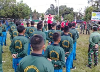 BERI PENGARAHAN. Bupati Lampung Tengah Loekman Djoyosoemarto memberikan pengarahan kepada siswa SMK Pangudi Luhur yang mengikuti kegiatan pelatihan penyegaran disiplin siswa (PPDS) di Lapangan Merdeka, Kampung Rejosarimataram, Senin (15/7). (DOKUMENTASI HUMAS PEMKAB LAMTENG)