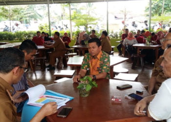 PENANGANAN KEMISKINAN. Kordinator Wilayah PKH Lampung 2 Slamet Riyadi saat berbincang dengan Kepala Dinas Sosial Kota Metro Suwandi, Kadispora Tri Hendriyanto, dan akademisi Afdal saat pertemuan di Taman Edukasi Yosodadi, Metro, Selasa (2/7). Pertemuan membahas terkait menjalin sinergisitas potensi sumber kesejahteraan sosial (PSKS) terhadap penanganan kemiskinan dengan stakeholder terkait terutama swasta. (LAMPUNG POST/SUPRAYOGI)