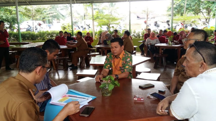 PENANGANAN KEMISKINAN. Kordinator Wilayah PKH Lampung 2 Slamet Riyadi saat berbincang dengan Kepala Dinas Sosial Kota Metro Suwandi, Kadispora Tri Hendriyanto, dan akademisi Afdal saat pertemuan di Taman Edukasi Yosodadi, Metro, Selasa (2/7). Pertemuan membahas terkait menjalin sinergisitas potensi sumber kesejahteraan sosial (PSKS) terhadap penanganan kemiskinan dengan stakeholder terkait terutama swasta. (LAMPUNG POST/SUPRAYOGI)