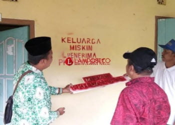 TANDA KHUSUS.Penempelan tanda khusus di Kecamatan Palas, Lampung Selatan, beberapa waktu yang lalu. (DOKUMENTASI)