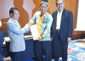 SK IZIN PENDIRIAN. Direktur Jenderal Pendidikan Islam Kamarudin Amin (kiri) menyerahkan SK izin pendirian kepada Ketua STIT Tanggamus Muhammad Idris yang didampingi Kasubdit Kelembagaan dan Kerja Sama Direktorat PTKI Kemenag Agus Soleh di Hotel Merissey Jakarta, Selasa (9/7). Tahun ini STIT Tanggamus membuka program S1 untuk 4 prodi. (ISTIMEWA)