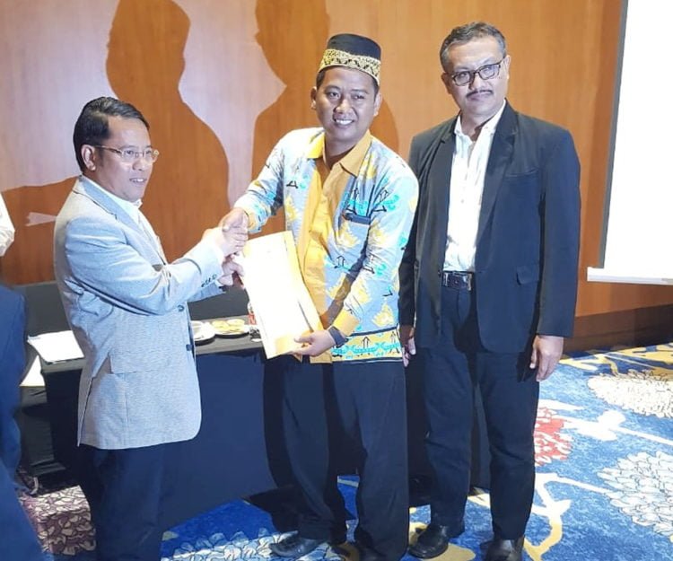 SK IZIN PENDIRIAN. Direktur Jenderal Pendidikan Islam Kamarudin Amin (kiri) menyerahkan SK izin pendirian kepada Ketua STIT Tanggamus Muhammad Idris yang didampingi Kasubdit Kelembagaan dan Kerja Sama Direktorat PTKI Kemenag Agus Soleh di Hotel Merissey Jakarta, Selasa (9/7). Tahun ini STIT Tanggamus membuka program S1 untuk 4 prodi. (ISTIMEWA)