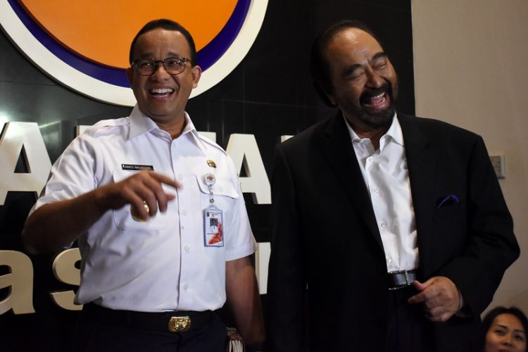 Ketua Umum Partai NasDem Surya Paloh (kanan) dan Gubernur DKI Jakarta Anies Baswedan (kiri) memberikan keterangan pers usai melakukan pertemuan di Kantor DPP Partai NasDem, Jakarta, Rabu (24/7/2019). Kunjungan Anies Baswedan tersebut untuk menghadiri undangan makan siang dari Surya Paloh serta membicarakan pembangunan Provinsi DKI Jakarta. ANTARA FOTO/Fauzi Lamboka/wpa/wsj.