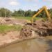 BENAHI. Alat berat saat memperbaiki tanggul penangkis di wilayah Kecamatan Palas, Lampung Selatan, beberapa waktu yang lalu. (DOKUMENTASI)