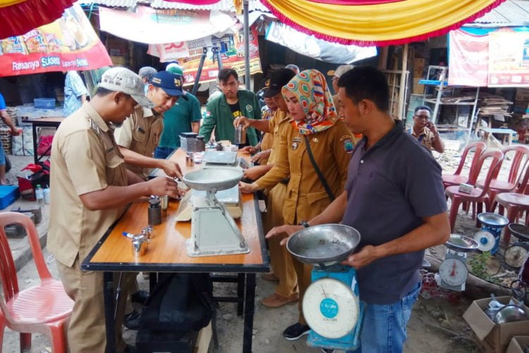 TERA ULANG. Dinas Perdagangan dan Perindustrian Lampung Selatan melakukan sidang tera di Pasar Inpres Kalianda, Selasa (23/7). (LAMPUNG POST/JUWANTORO)