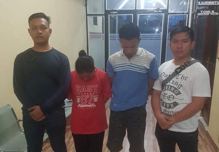 TERDUGA BANDAR. Pasangan suami istri yang didugabandar narkona saat diamankan di Mapolres Tulangbawang, Jumat (26/7). Mereka diduga sebagai bandar narkotika setelah turut diamankan sabu-sabu seberat 23,63 gram. (DOKUMETASI POLRES TULANGBAWANG)