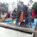 JALAN BETON. Dana desa Totoharjo, Kecamatan Bakauheni, Lampung Selatan, digunakan untuk melanjutkan pembangunan jalan dengan konstruksi cor beton. Tampak sejumlah pekerja sedang mengecor jalan, Senin (1/7). (LAMPUNG POST/AAN KRIDOLAKSONO)