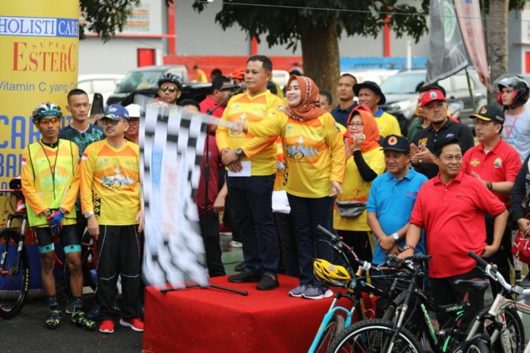 LEPAS PESERTA. Ketua Tim Penggerak PKK Lampung Selatan Winarni melepas peserta Touring Bike dalam rangka Festival Kalianda di halaman kantor bupati setempat, Minggu (7/7). (DOKUMENTASI DISKOMINFO LAMSEL)