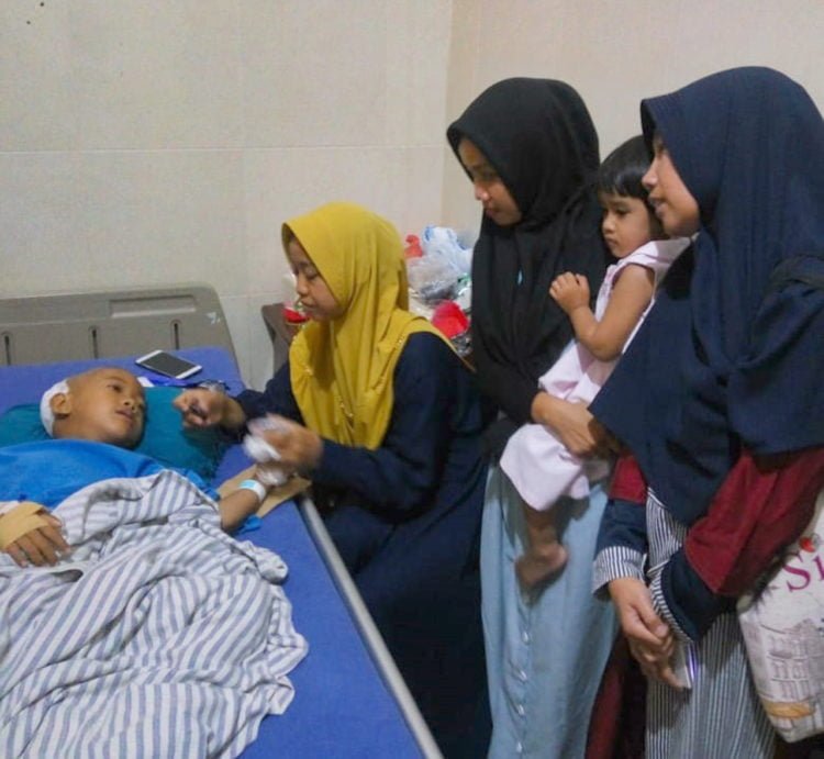 BUTUH BANTUAN. M Fathan, bocah penderita tumor otak asal Desa Bumirestu, Kecamatan Palas, Lampung Selatan, saat dirawat RS Urip Sumoharjo, Bandar Lampung, Minggu (7/7). Fathan membutuhkan uluran tangan para dermawan untuk menjalani operasi. (ISTIMEWA)