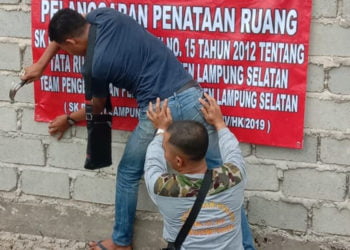 TURUN LANGSUNG. Tim Pengendalian Perizinan Pemkab Lampung Selatan menutup PT Radja Mandala Infra Sarana (Radjamix) di Desa Way Galih, Kecamatan Tanjungbintang, Jumat (5/7). Tim pengendalian perizinan yang terdiri atas anggota Satpol PP, Perizinan, Polri, dan TNI itu turun langsung ke lokasi perusahaan Radjamix.
(LAMPUNG POST/JUWANTORO)