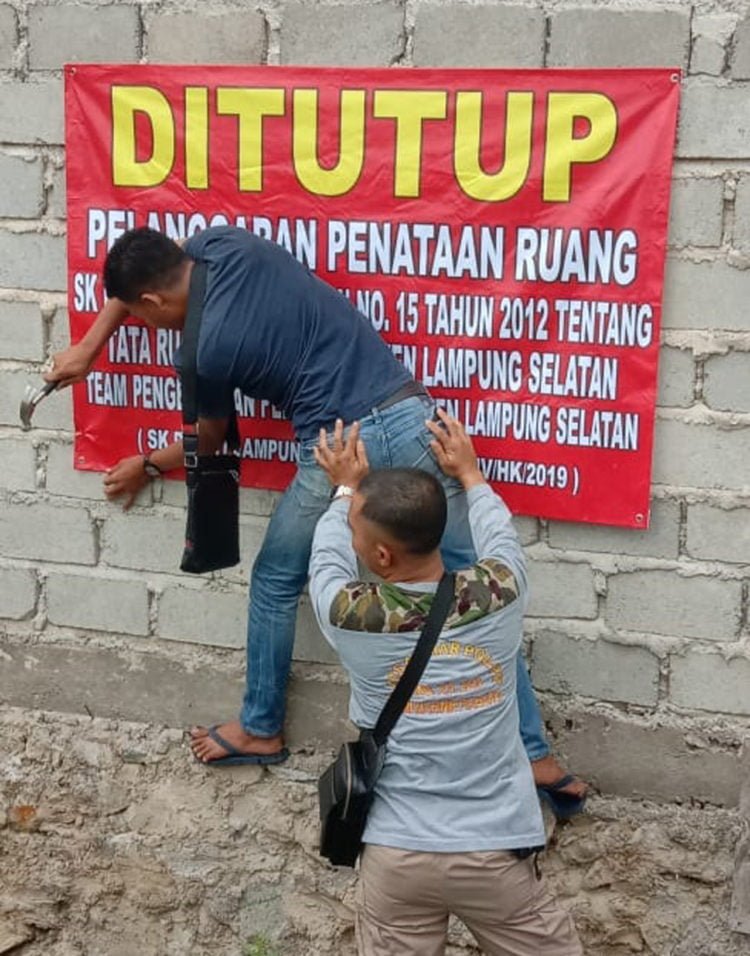 TURUN LANGSUNG. Tim Pengendalian Perizinan Pemkab Lampung Selatan menutup PT Radja Mandala Infra Sarana (Radjamix) di Desa Way Galih, Kecamatan Tanjungbintang, Jumat (5/7). Tim pengendalian perizinan yang terdiri atas anggota Satpol PP, Perizinan, Polri, dan TNI itu turun langsung ke lokasi perusahaan Radjamix.
(LAMPUNG POST/JUWANTORO)
