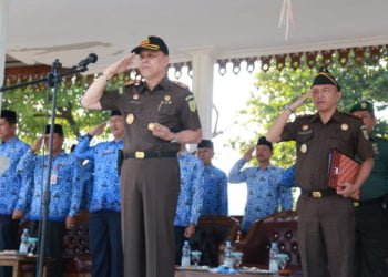 UPACARA PARIPURNA. Kepala Kejaksaan Negeri (Kajari) Liwa, M Mansyur saat mewakili Bupati Agus Istiqlal pada upacara paripurna bulanan di Lapangan Merdeka Labuhanjukung, Krui, Rabu (17/7). (LAMPUNG POST/YON FISOMA)