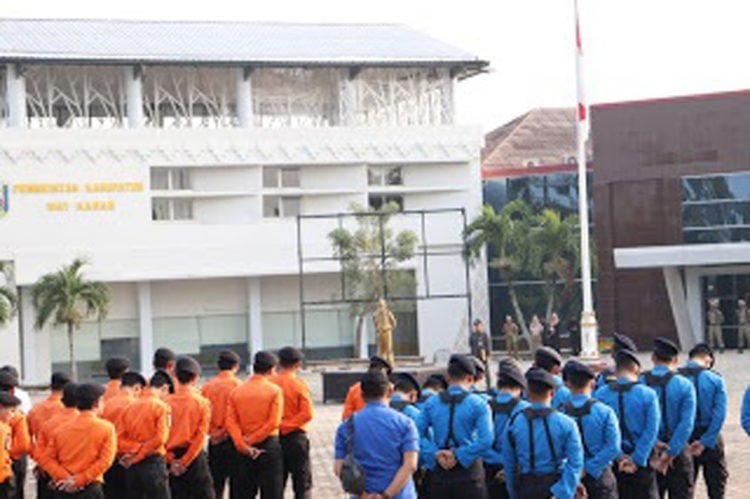 UPACARA BENDARA. Sekretaris Kabupaten Way Kanan Saipul saat memimpin upacara bendera di halaman pemkab setempat, Senin (15/7). Sekkab berharap ASN terus meningkatkan pelayanan publik terhadap masyarakat. (LAMPUNG POST/CANDRA PUTRA WIJAYA)