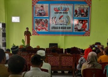 VERIFIKASI LOMBA PERPUSTAKAAN. WAKIL Bupati Lampung Barat Mad Hasnurin membuka kegiatan verifikasi data pendukung lomba perpustakaan desa tingkat nasional yang diselenggarakan di Pekon Padangtambak, Kecamatan Way Tenong, Lampung Barat, Senin (22/7). (DOKUMENTASI HUMAS PEMKAB LAMBAR)