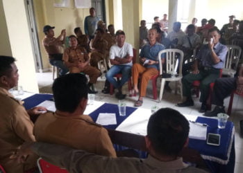 RAPAT MEDIASI. Calon kades Bumidaya, Kecamatan Palas, Lampung Selatan, bermediasi dengan panitia pilkades setempat di Balai Desa Bumidaya, Senin (1/7). Para calon yang kalah itu menuding panitia berpihak kepada calon yang menang. (LAMPUNG POST/ARMANSYAH)