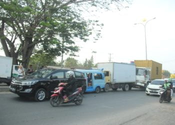 TABRAKAN BERUNTUN. Tabrakan beruntun terjadi di jalan Bypass Soekarno-Hatta tepatnya di depan Gang Sawah Baru Kedaton Bandar Lampung sebelum fly over unila. Tabrakan beruntun dialami mobil Inova BE 1735 JC, mobil angkot BE 2659 BB, mobil BOX BE 9033 BV dan mobil BE 8751 YM, Senin (12/8).
LAMPUNG POST/SUKISNO