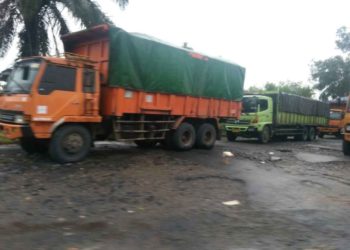 TRUK BATU BARA. Jembatan Timbang di Kabupaten Way Kanan, menjadi lahan parkir untuk kendaraan truk batubara beberapa waktu yang lalu. Dok Lampost