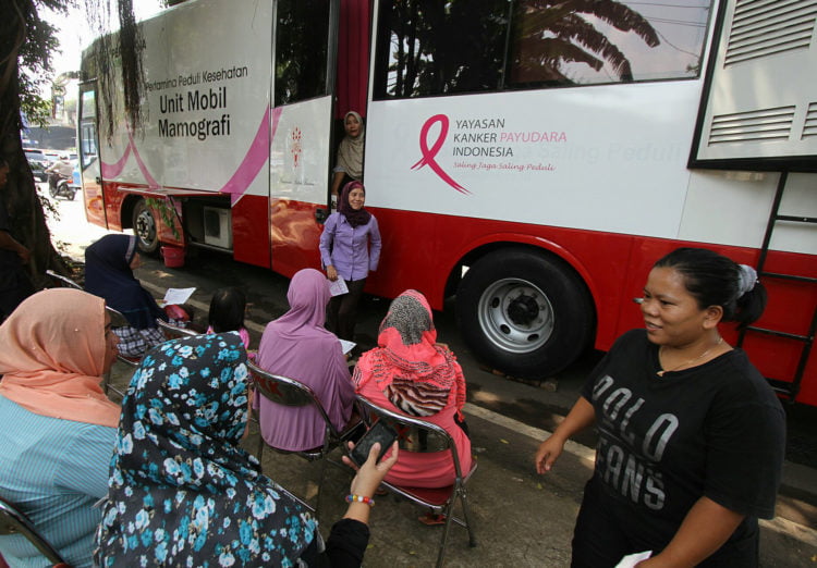 Sejumlah warga antre untuk melakukan pemeriksaan payudara dengan alat mamografi di Mobil Mamografi Pertamina Peduli Kesehatan di Jakarta, Rabu (19/10). Kegiatan yang dilakukan oleh Yayasan Kanker Payudara Indonesia tersebut merupakan bentuk kepedulian akan bahaya kanker payudara. MI/ARYA MANGGALA