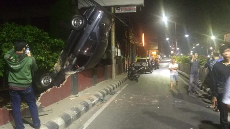 BMW Nyungsep di Kuburan, Pengemudi Selamat