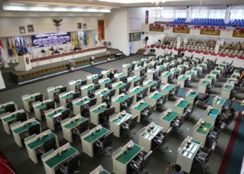 PARIPURNA. Suasana pembahasan Raperda tentang Pembentukan Susunan Organisasi dan Perangkat Daerah (OPD) Pemerintah Provinsi Lampung berlanjut, Senin (5/8). Kali ini sidang paripurna mendengarkan pemandangan umum fraksi-fraksi DPRD Lampung tentang raperda itu.
LAMPUNG POST/IKHSAN DWI NUR SATRIO